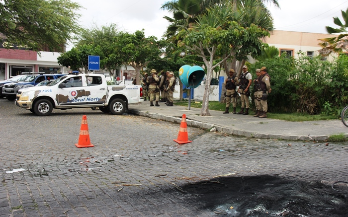 Cinzas dos pneus queimadas durante a manifestação