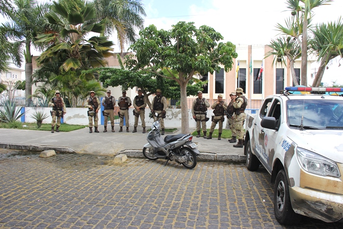 Policiamento vai ficar o dia inteiro na frente do Fórum