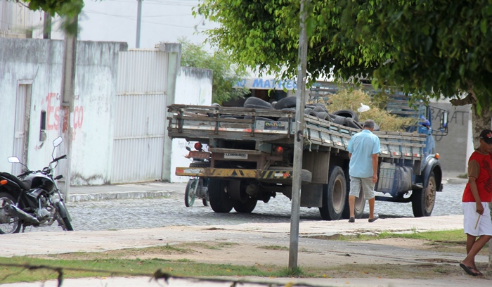 Pneus recolhidos de uma borracharia a poucos metros do fórum