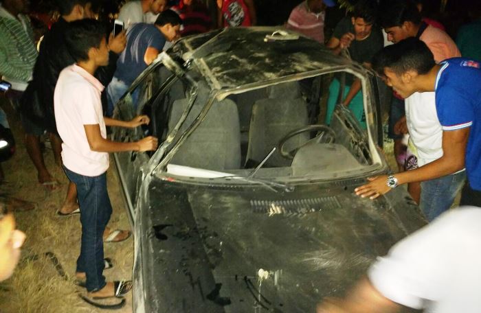 Suspeitos teriam saído do carro antes da chegada da PM
