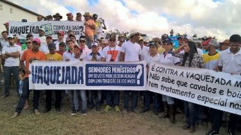 O protesto está sendo realizado na manhã desta terça-feira (11)