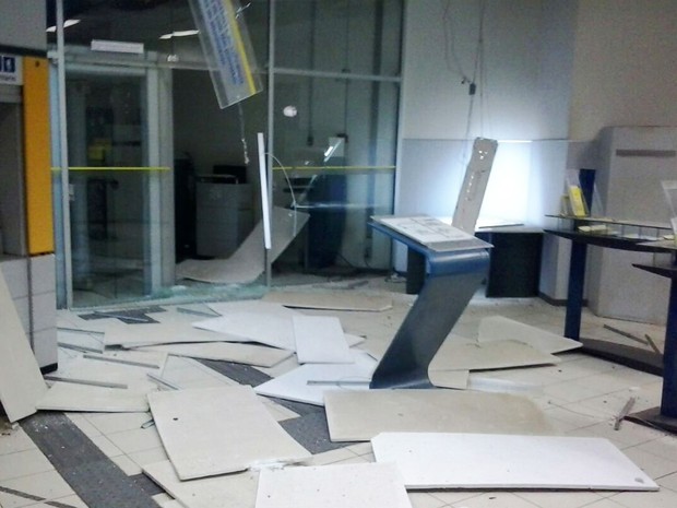 Agência ficou destruída após explosão na cidade de Iraquara