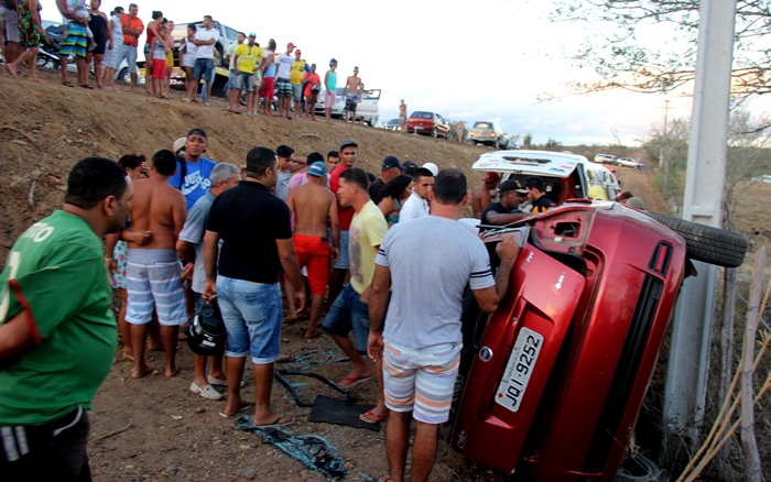 Veículo desceu ladeira abaixo e só parou a especar em um poste | Foto: Raimundo Mascarenhas