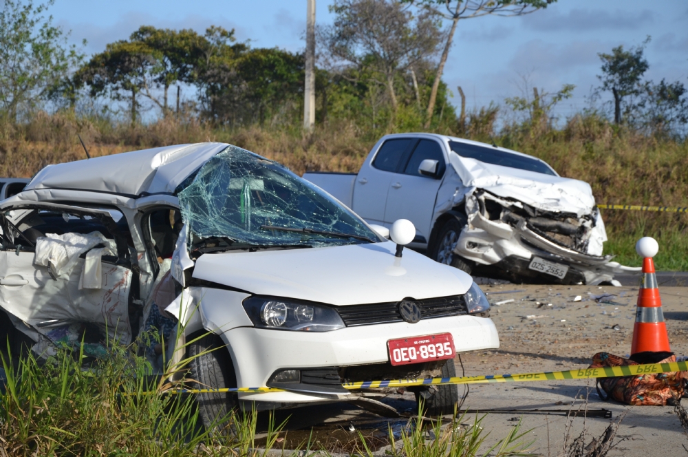 Manchinha seguia no sentido Aracaju e colidiu com um taxi que viajava no sentido contrário