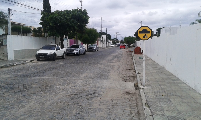 No local há sinais que Maurício pode ter tentado frear a moto antes do quebra-molas e acabou se desequilibrando | Foto: Raimundo Mascarenhas