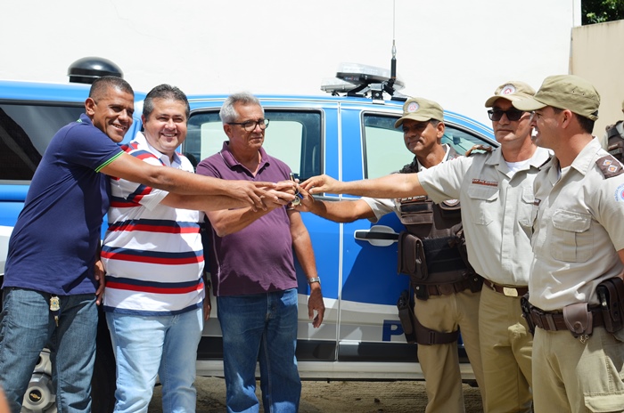Deputado e prefeito Nafitel faz entrega simbólica das chaves da viatura ao policias | Foto: Teones Araújo