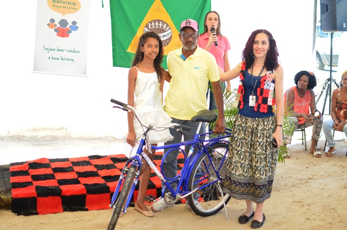Clarinha ao lado de seu avô Guiomar a de