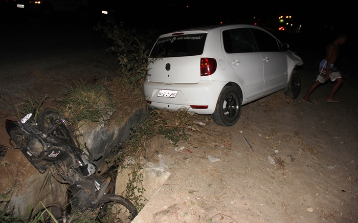 Polo depois de atingir moto o condutor ficou na pista, mas empurrou Biz por cerca de 30 metros | Foto: Raimundo Mascarenhas