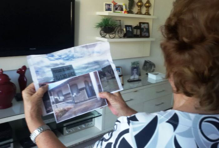 Dona Izete preferiu na mostrar o rosto, mostra fotografias da fazenda, uma delas de casas construídas em terrenos doados por Oldack que foi homenageado