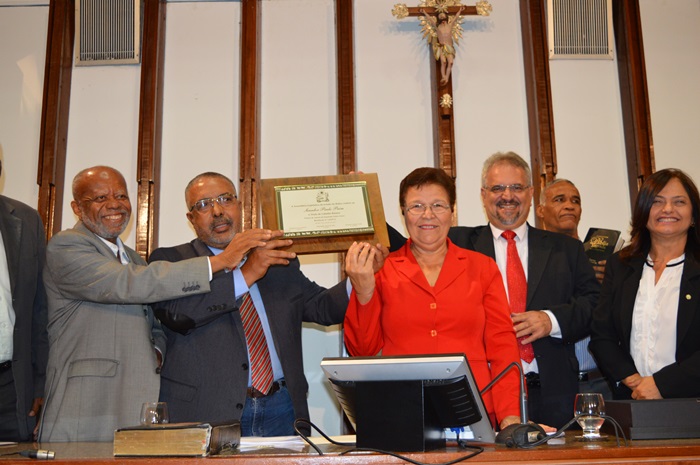 Gaúcho de Pelotas - RS, Paim é o único senador negro do Brasil. Disse estar muito feliz pela homenagem na anti véspera do Dia da Consciência Negra