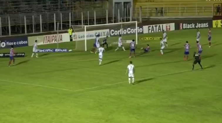 Moisés cruzou na medida para Edgar Junio que livrou o Bahia da derrota