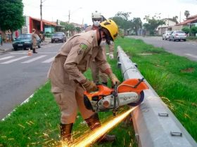 Agentes do Corpo de Bombeiros retiram corpo de dentro de poste em Goiânia