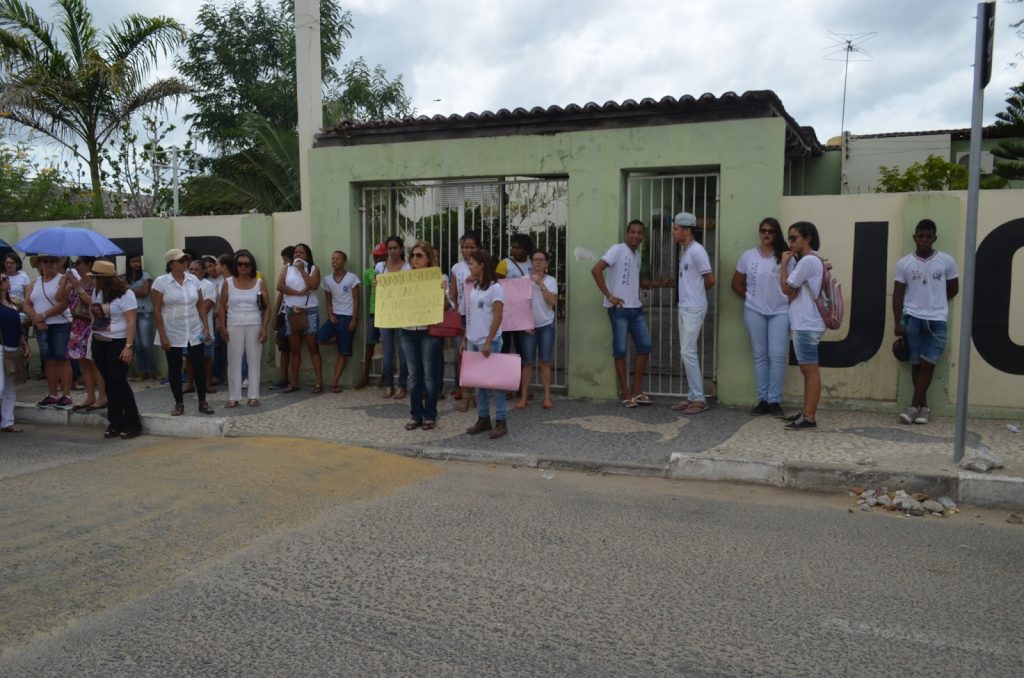 Parada em frente ao Colégio João Campos
