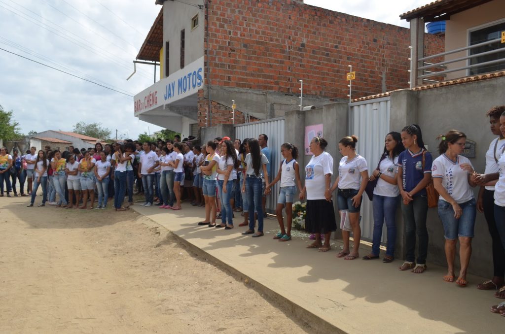 Concentração aconteceu na frente da casa de Ienata ,local do crime