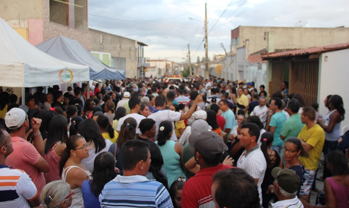 Rua onde o corpo foi velado ficou lotada de amigos do campo e da cidade | Foto: Raimundo Mascarenhas