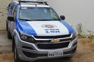 Viatura com condições de trafegar pelas estradas de areia do município,