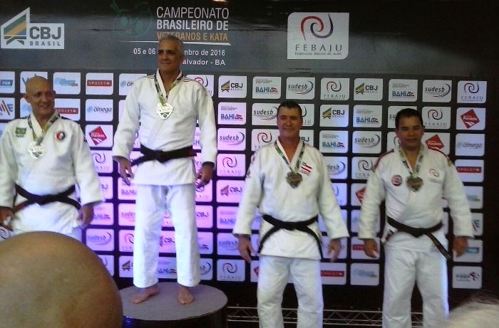 Vladson o terceiro judoca da esquerda para a direita