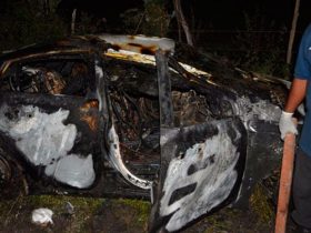 Veículo foi virado e incendiado com os professores vivos