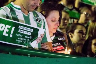 Chapecó - Um tributo à Chapecoense e às vítimas da tragédia com o voo da delegação, na madrugada de terça-feira (29), tomou a Arena Condá, estádio da Chapecoense (Daniel Isaia/Agência Brasil)