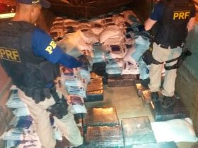 Polícia apreende mais de 2 toneladas de maconha escondida em carreta