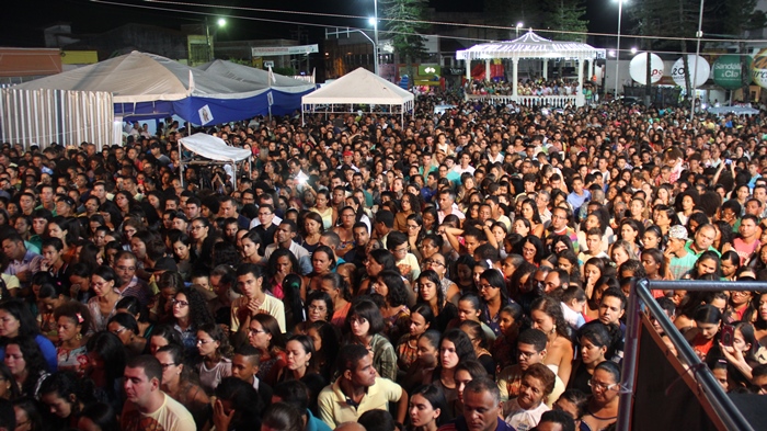 Grande público fez questão de acompanhar de perto o show de uma das maires cantoras religiosas do Brasil
