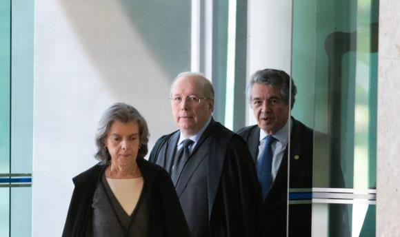 A presidente do STF, Cármen Lúcia, e o ministro Celso de Mello chegam ao Supremo para julgar liminar que determina o afastamento de Renan Calheiros da presidência do Senado José Cruz/Agência Brasil