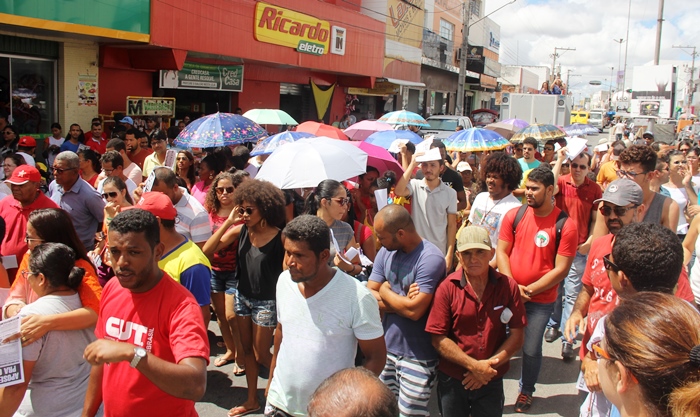 Greve Geral: Protesto contra as reformas da previdência e trabalhista e deputado votado em Coité marcam manifestação