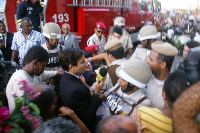 Neste momento repórter da Band e o fotógrafo Raimundo Mascarenhas foram impedidos de ter acesso ao cemitério Neste momento repórter da Band e o fotógrafo Raimundo Mascarenhas foram impedidos de ter acesso ao cemitério