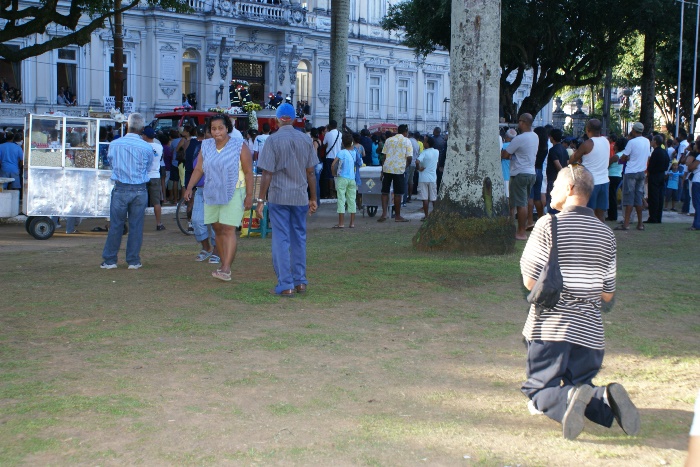 Fãs de ACM se despediram da forma que acharam conviniente| Foto: Raimundo Mascarenhas