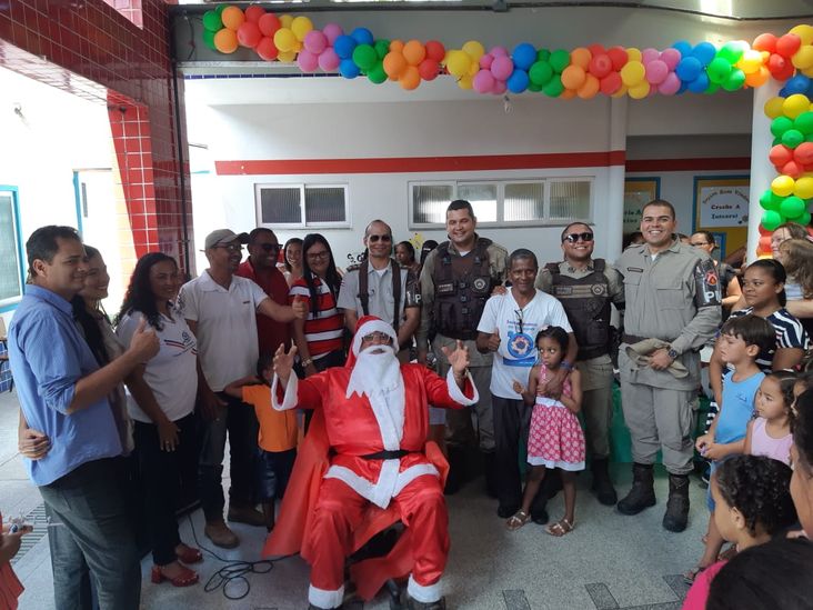 Soldado Noel distribui mais de dois mil presentes em 