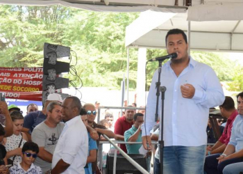 Cansanção: em ato de inauguração de rodovia, prefeito leva política local para o palanque e governador adverte dizendo que era um evento de gestão