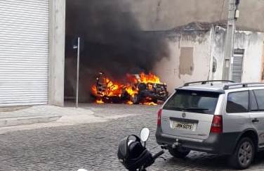 Homem se revolta e toca fogo no prÃ³prio carro