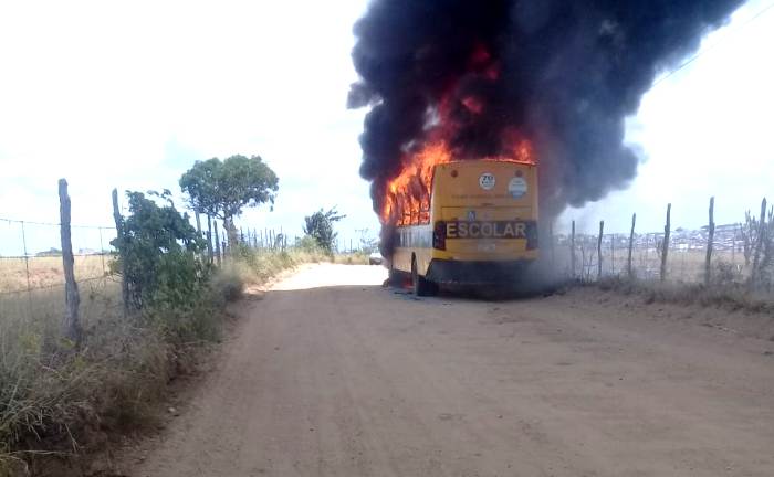 Ã”nibus escolar Ã© consumido pelo fogo