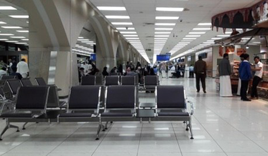 Avião retorna ao aeroporto após mãe esquecer filho recém-nascido na sala de embarque