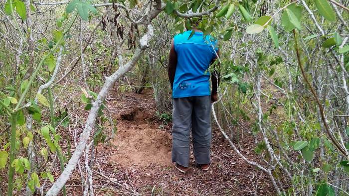 Ossada humana Ã© encontrada em cova rasa na zona rural. Mulher acha que Ã© do filho desaparecido desde 12/01