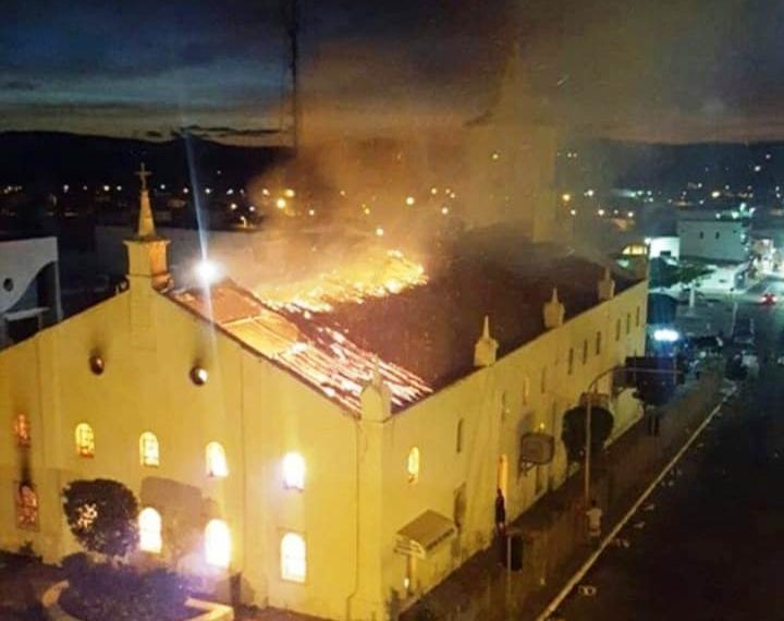 Igreja Matriz de Monte Santo Ã© destruÃ­da pelo fogo (VÃ­deo)