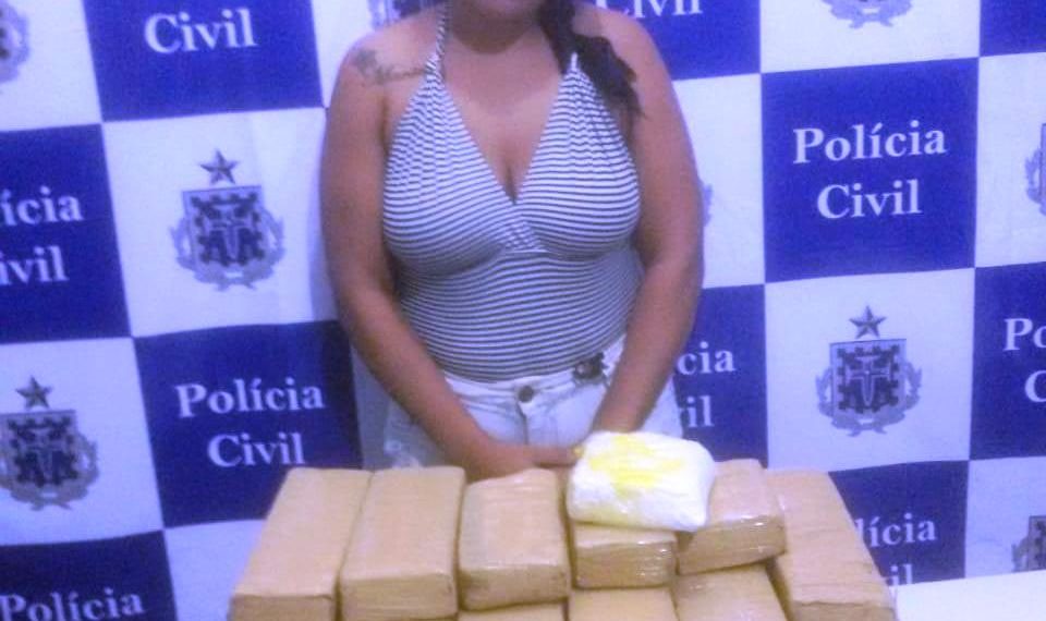 Mulher Ã© presa com drogas que seriam levadas em taxi para ItacarÃ©