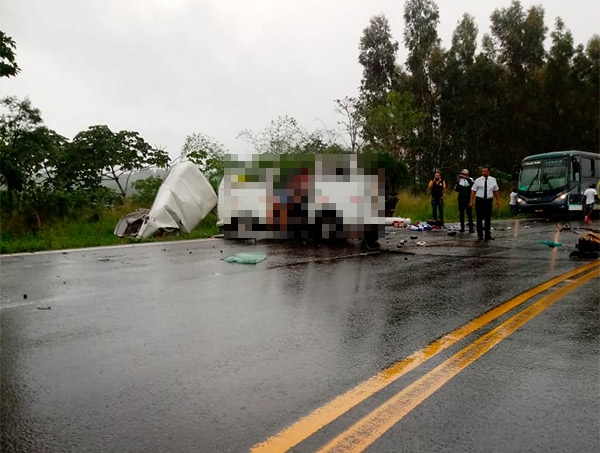Mata de SÃ£o JoÃ£o: colisÃ£o entre caminhÃ£o e Kombi deixa 3 mortos e 3 feridos