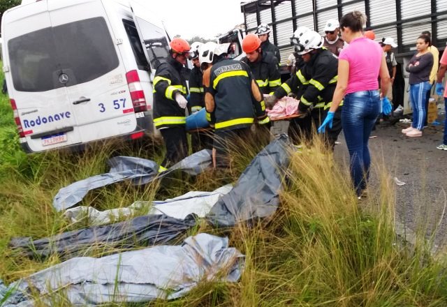 ColisÃ£o entre van e caminhÃ£o deixa oito mortos em SÃ£o GonÃ§alo; vÃ­timas eram trabalhadores de um aviÃ¡rio da regiÃ£o