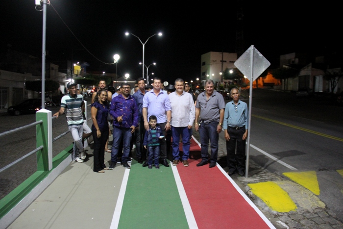 Em dia de aniversário da cidade, prefeito Erismar entrega avenida com pista de cooper e iluminação em led