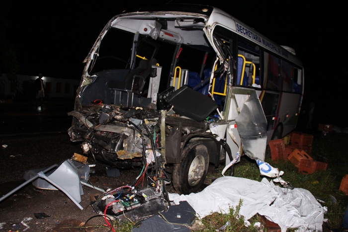Colisão envolvendo micro-ônibus de Capela e caminhão deixa 5 mortos e 12 feridos na BR 324 (Atualizada)