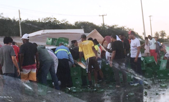 CaminhÃ£o carregado com cerveja tomba e carga Ã© saqueada na BR-116
