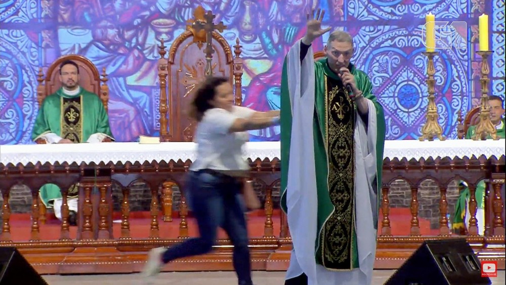 SP – Mulher empurra Padre Marcelo Rossi de altar durante missa