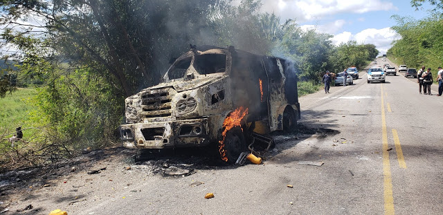 Bandidos explodem carro forte na BR 324 trecho de Jacobina ( Atualizada)