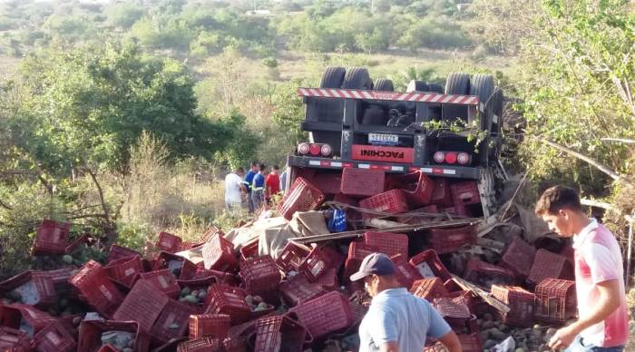 Motorista de caminhÃ£o morre em capotamento na BR 407