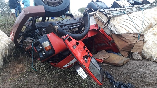 Motorista morre em capotamento de caminhão carregado de sisal na BA 416