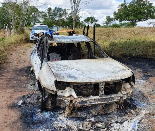 Quatro corpos carbonizados são encontrados dentro de veículo