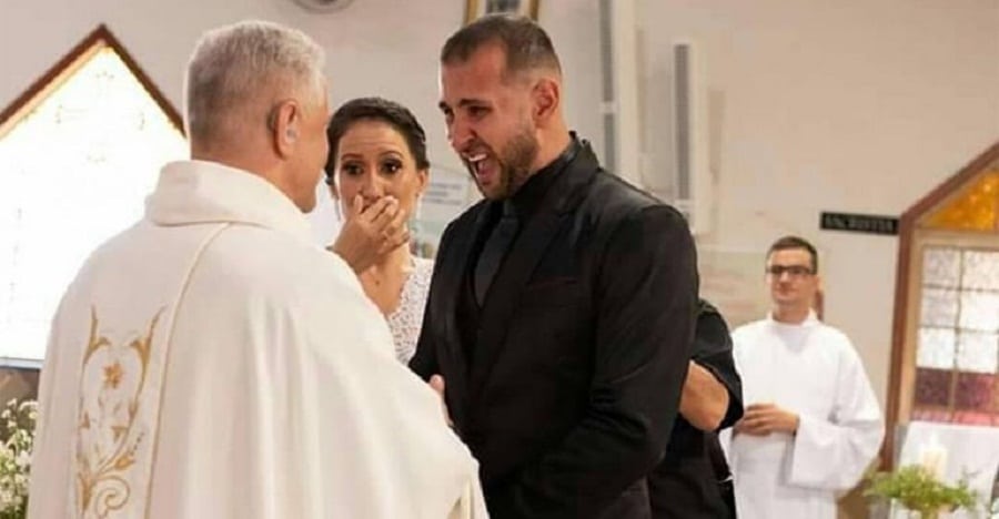 SP – Padre celebra casamento de surdos em Libras e emociona os noivos