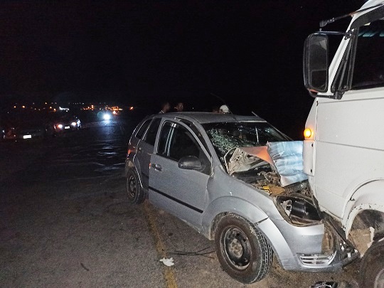 Mulher morre em consequência de uma colisão envolvendo carro de passeio e guincho