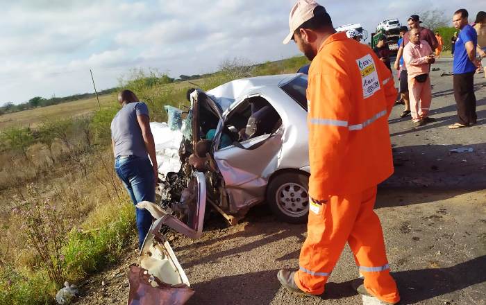 Colisão envolvendo Palio e carreta deixa quatro mortos na BR 116/Norte